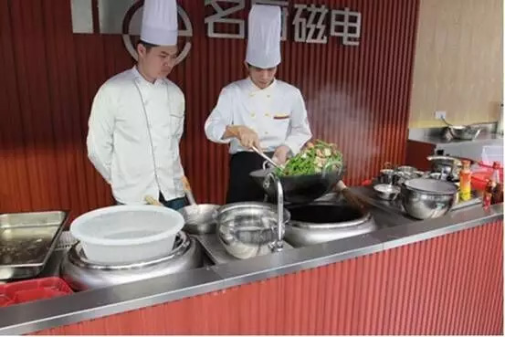 厨师现场抛锅爆炒,这姿势我给满分!